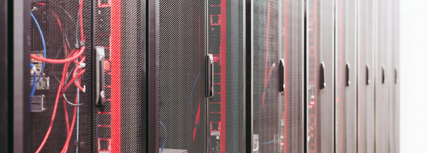 Symbool van een schild met technologie-icoontjes